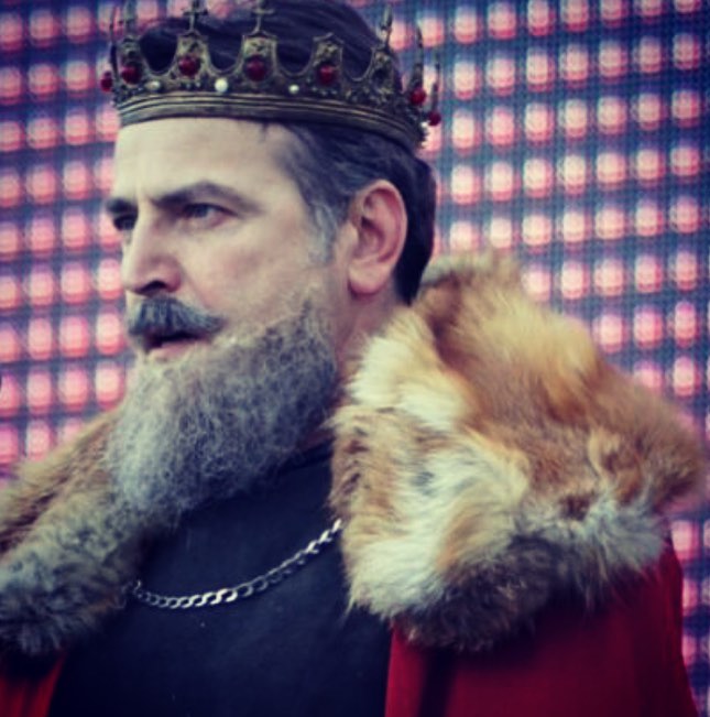 Imagini de la priveghiul lui Ioan Isaiu. Sicriul cu trupul neînsuflețit al actorului a fost depus la Teatrul Național Cluj-Napoca