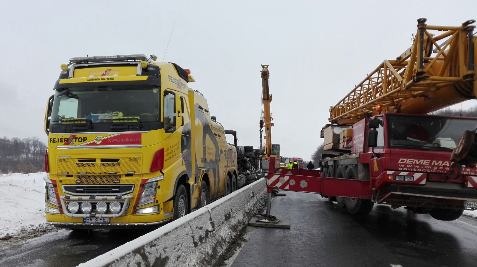 UPDATE: Macaraua care trebuia să ridice TIR-ul răsturnat pe DN1, la Perșani, a sosit după zece ore. Traficul a fost reluat/GALERIE FOTO