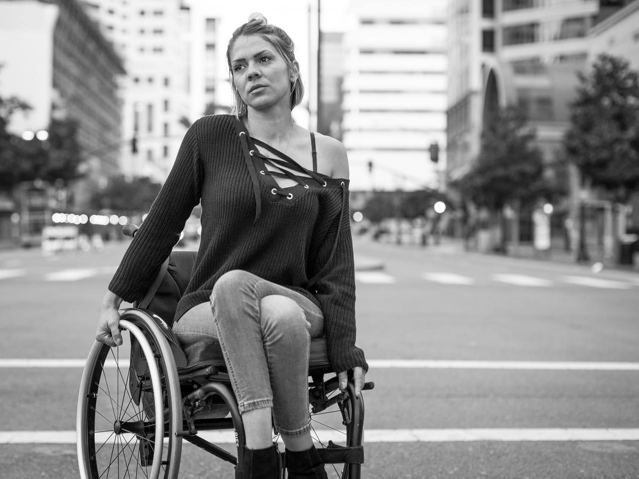 Povestea impresionantă a unei românce, model în Italia. Roxana Dobrică a ajuns campioană la handbike, după ce a paralizat complet| FOTO