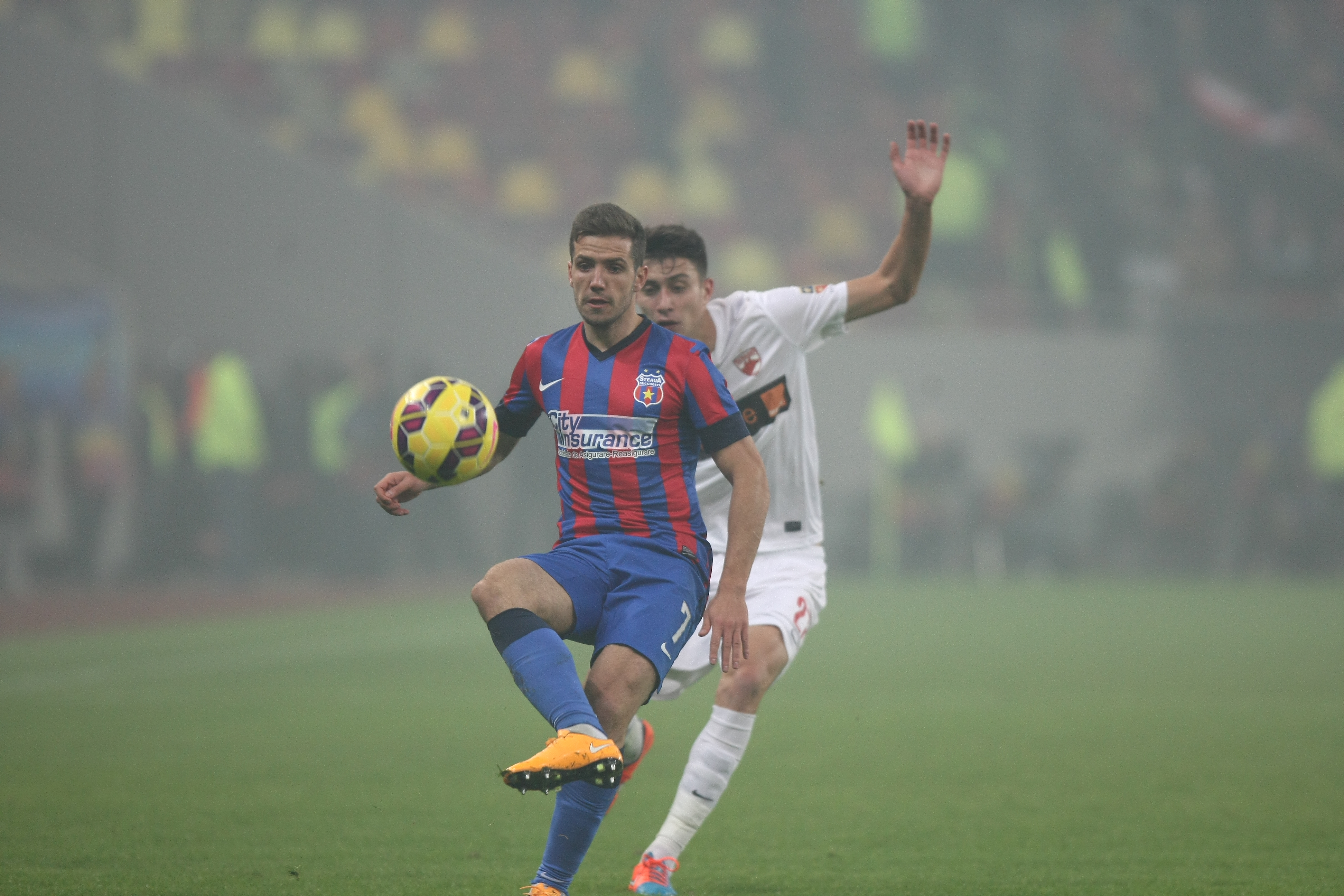 GALERIE FOTO&VIDEO/ DERBY-UL ROMÂNIEI, STEAUA - DINAMO 3-0. ^ Echipa din Ghencea i-a speriat pe ”câini” de Halloween! Szukala, Papp și Keșeru au înscris pentru roș-albaștri. Arlauskis și Bărboianu, loviți de petardele aruncate de suporteri. Băiatul lui Florentin Petre a debutat la Dinamo