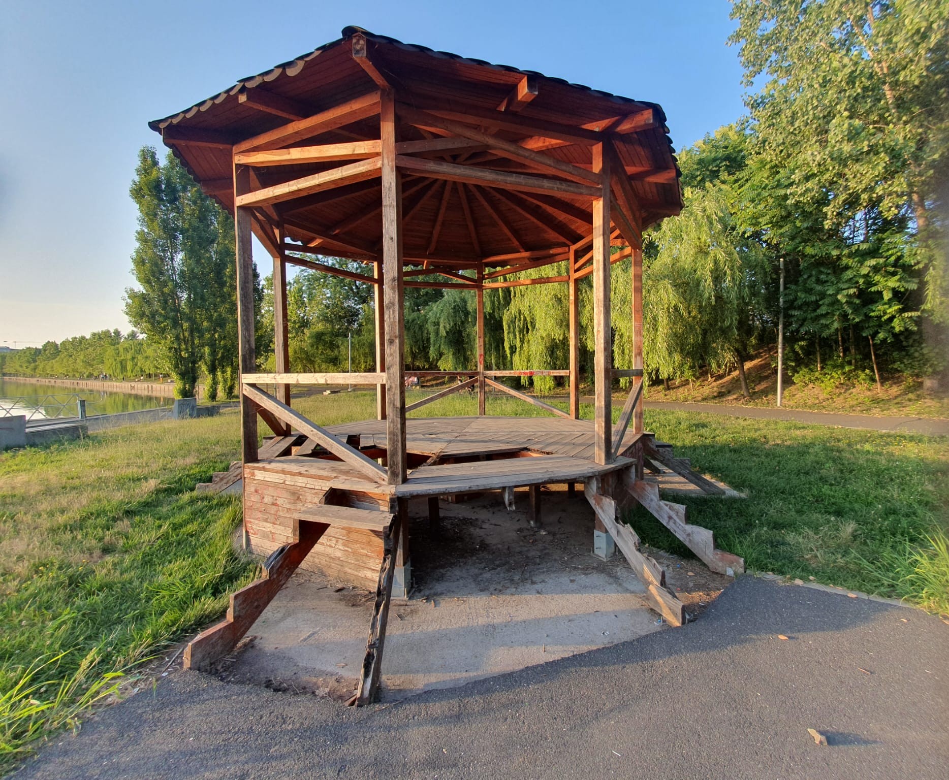 Apocalipsa din Parcul Tei: complexul de distracții abandonat, bănci vandalizate, munți de gunoaie, pontoane devastate. Pericol iminent de tragedii!