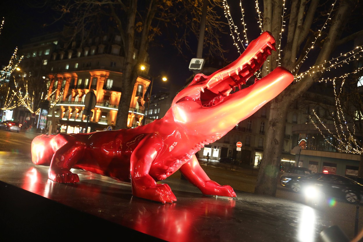 Expoziție de sculpturi gigantice în centrul Parisului, pe Champs-Elysees