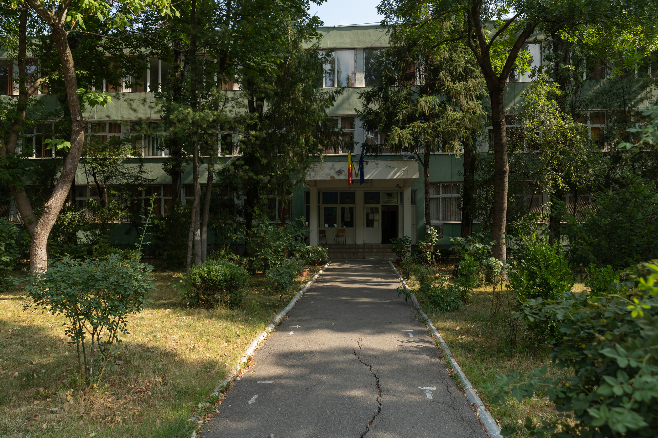 Mii de elevi din sectorul 4, mutați de primărie „temporar” în alte locații, pentru consolidări care nu au început nici după 2 ani
