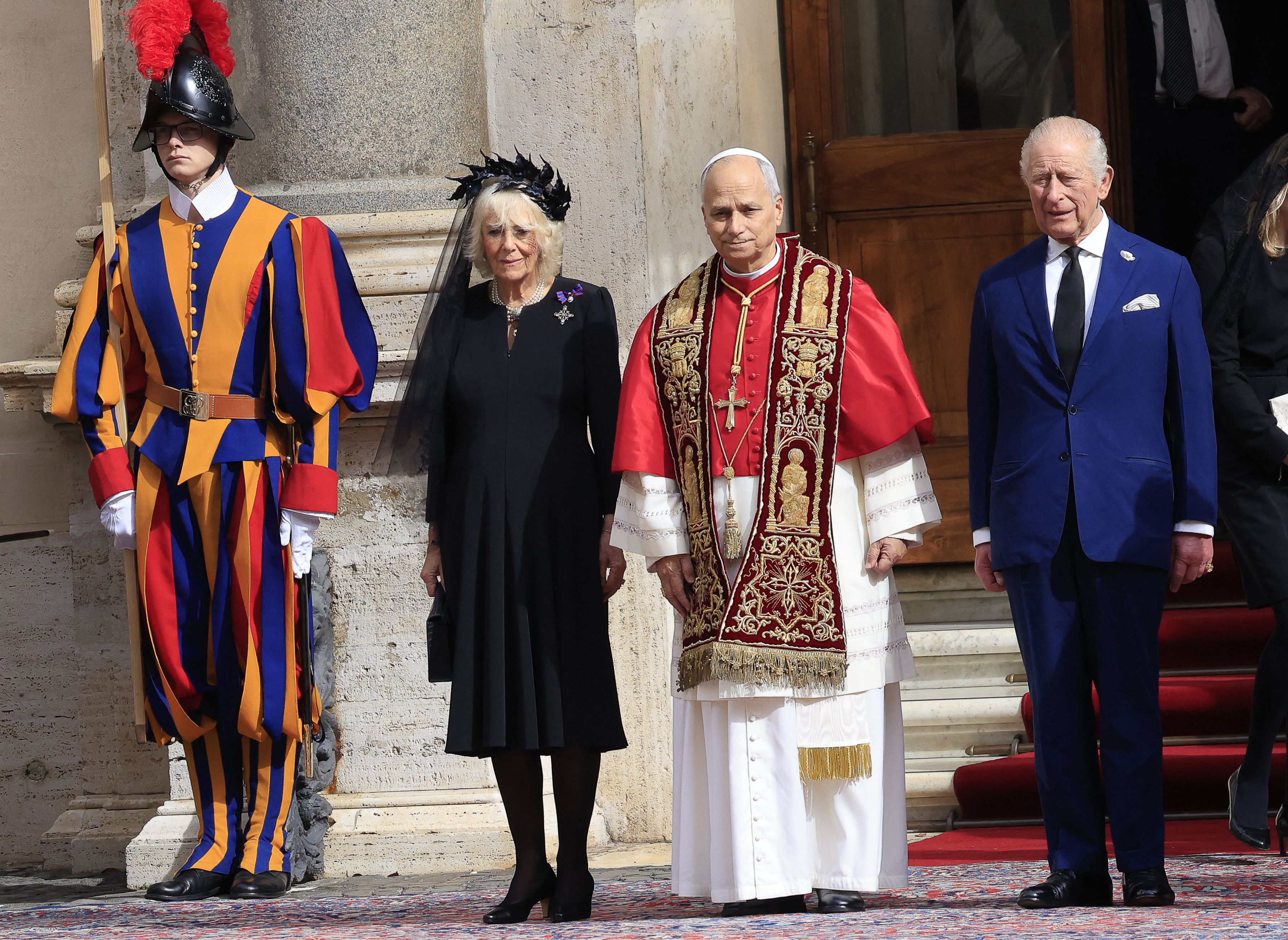 Cum a apărut regina Camilla la Vatican. Regele Charles și Papa Leon s-au rugat împreună în Capela Sixtină