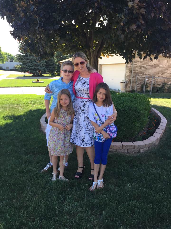 FOTO | O mamă a trei copii născuți în America a fost deportată în Albania fără a i se permite să-și ia rămas bun de la familie