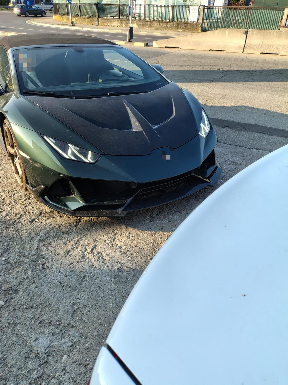 Andrew Tate circula cu aproape 200 km/h oră într-o zonă cu limită de viteză 50 km/h. A rămas fără permis