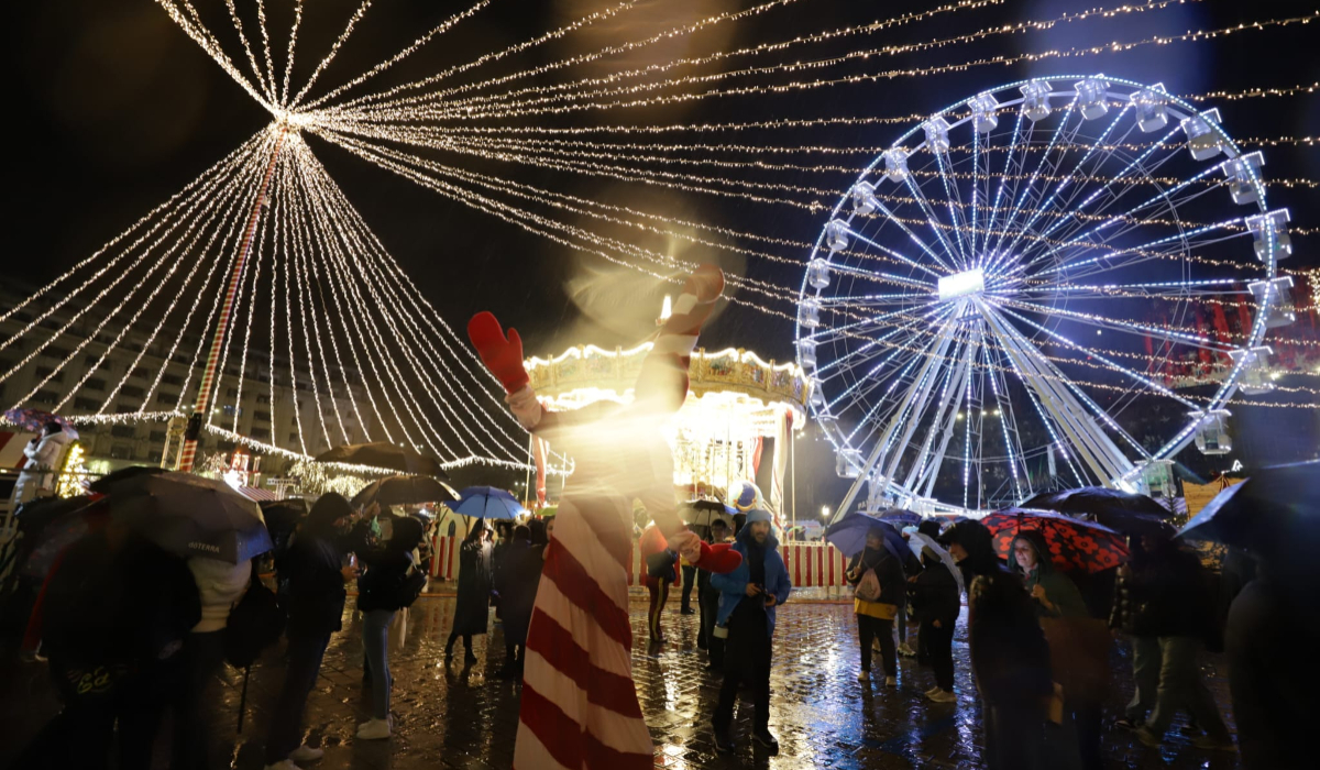 Cât costă o porție de fasole cu ciolan la Târgul de Crăciun din Piața Constituției (București). Are același preț ca sărmăluțele cu mămăliguță