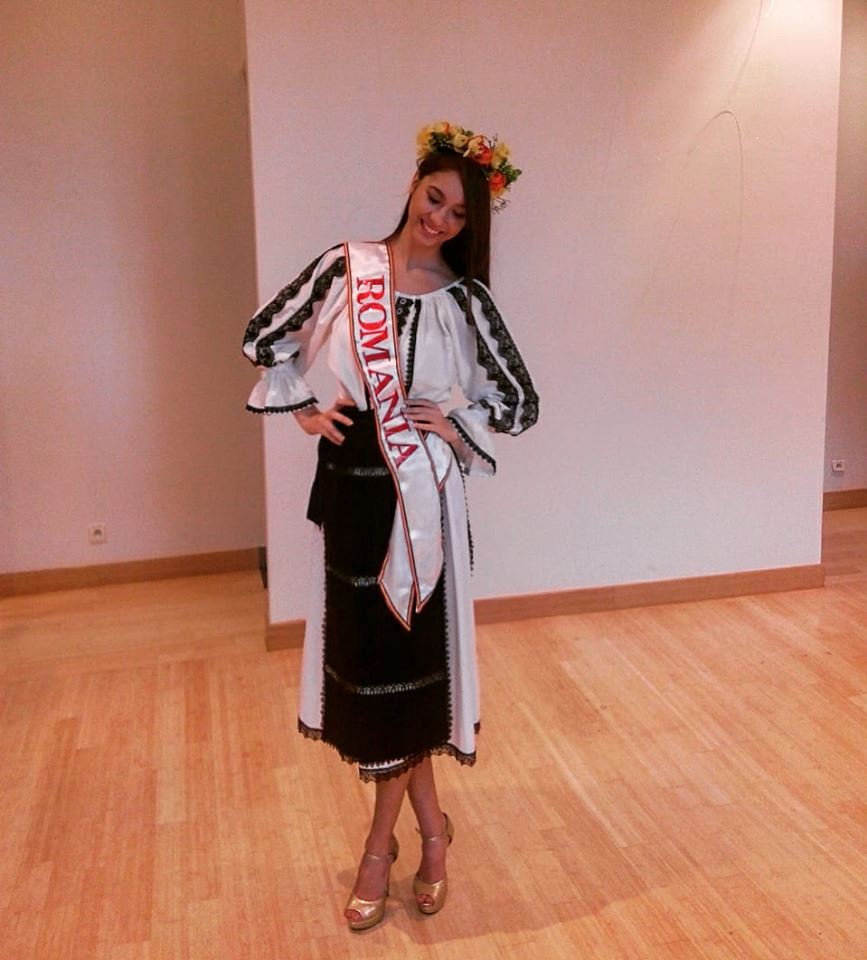 FOTO| Coralia Daciu, Miss Friendship la un concurs în China. A defilat în costumul popular al bunicii, iar în liceu a fost voluntar la Salvaţi Copiii