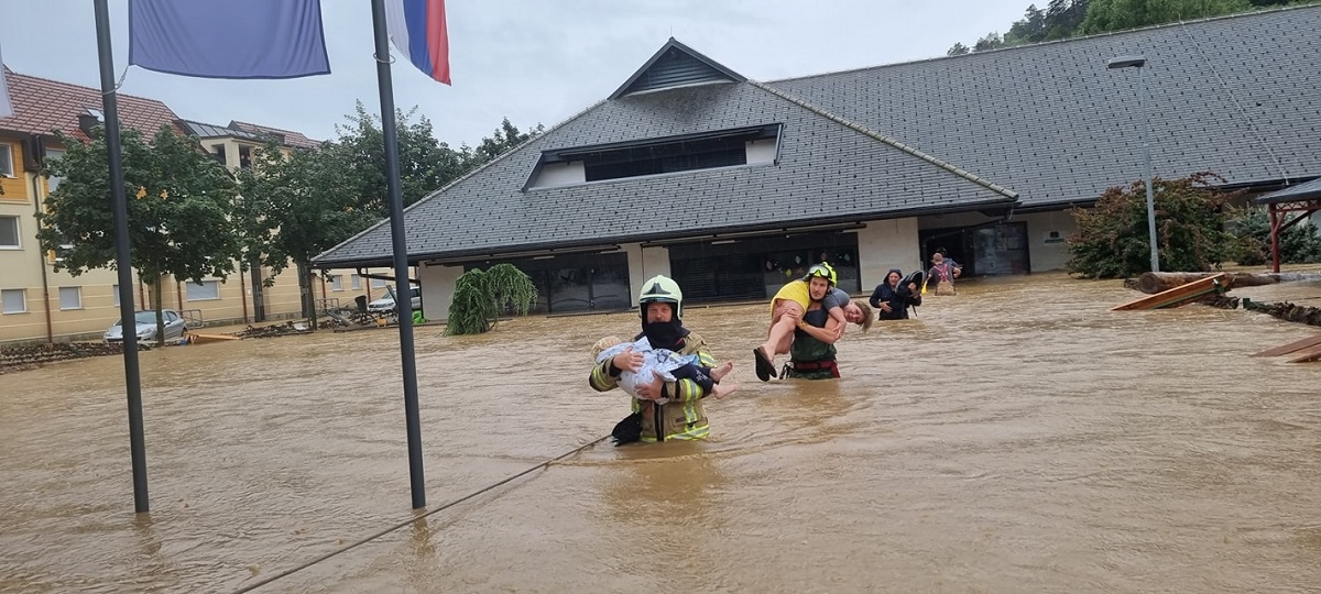 Unul dintre pompierii care au salvat 22 de copii dintr-o grădiniță și-a pierdut casa în timpul inundațiilor, în Slovenia