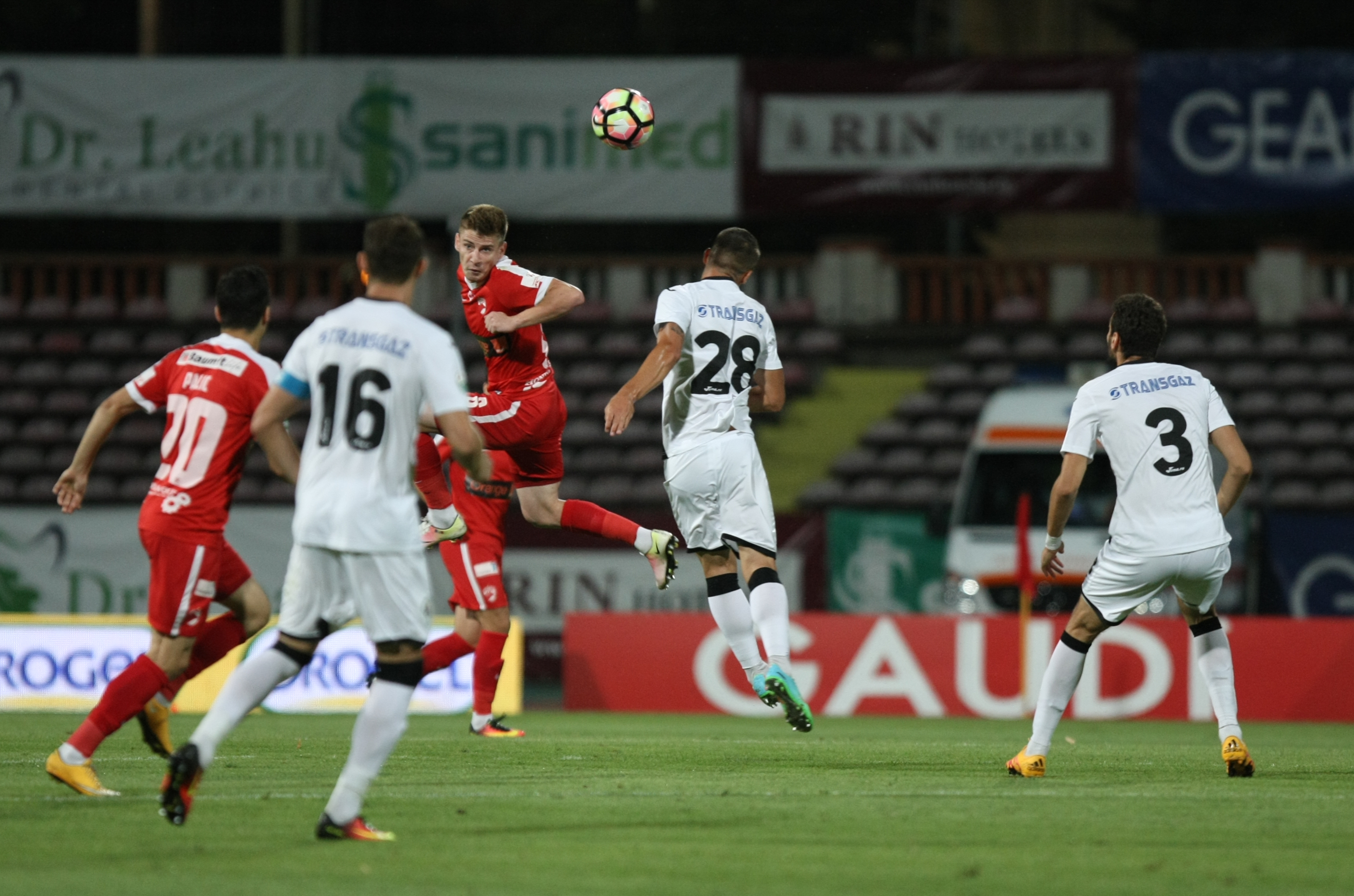 Liga I, etapa a 6-a: Dinamo - Gaz Metan 1-1. Lazăr a deschis scorul, Llullaku a egalat! ”Câinii” au jucat fanul ucis după derby / FOTO&VIDEO