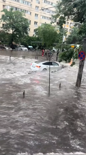 Explicații oficiale de la ANM pentru furtuna care a inundat Bucureștiul, luni după-amiază: „Marile orașe nu sunt pregătite”