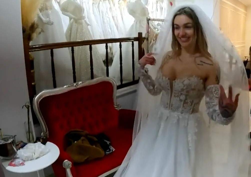 Cum arată rochia de mireasă pe care Ella de la Insula iubirii o alesese pentru nunta cu Andrei Lemnaru. S-au despărțit în finala show-ului