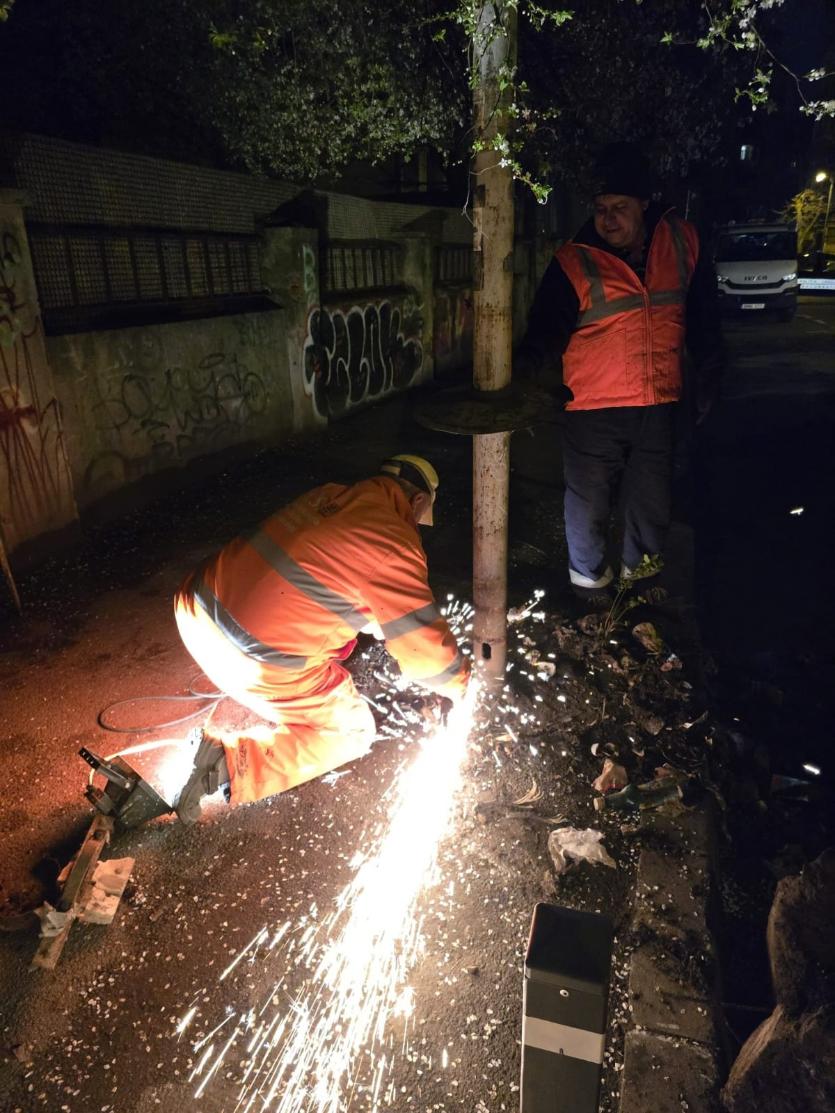 Primăria București demontează stâlpii de iluminat vechi. Ciprian Ciucu: „Nu înțeleg cum de nu i-a văzut nimeni”