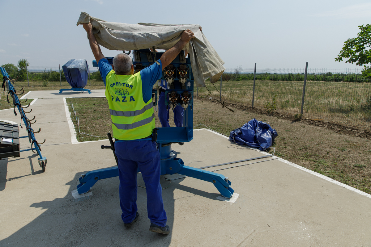 REPORTAJ. Bătălia între fermierii disperați de secetă și specialiștii care trimit rachete în nori: „Oamenii spun că nu plouă din cauza noastră”
