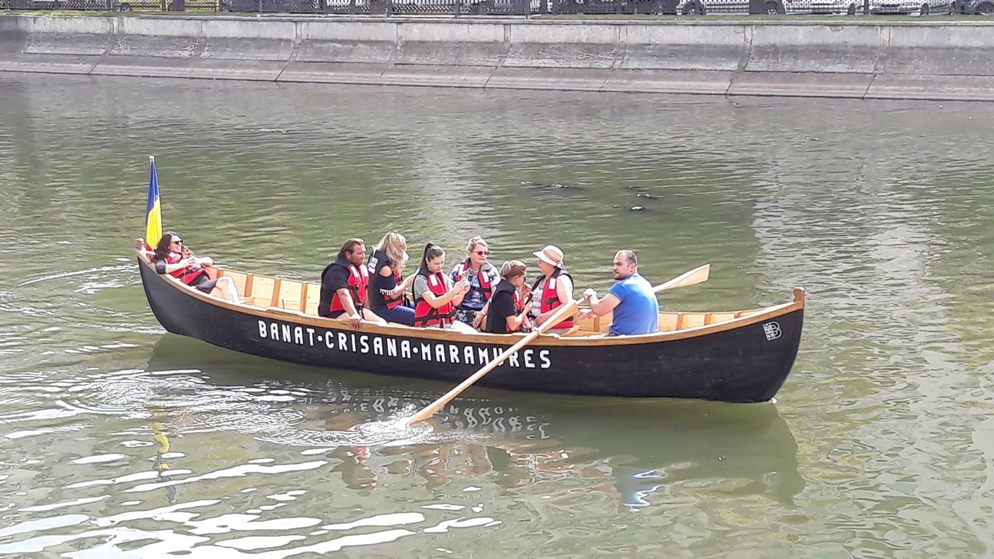 FOTO/ Plimbări cu barca pe cheiul Dâmboviței. Doritorii sărbătoresc Centenarul alături de Ivan Patzaichin şi echipa lui