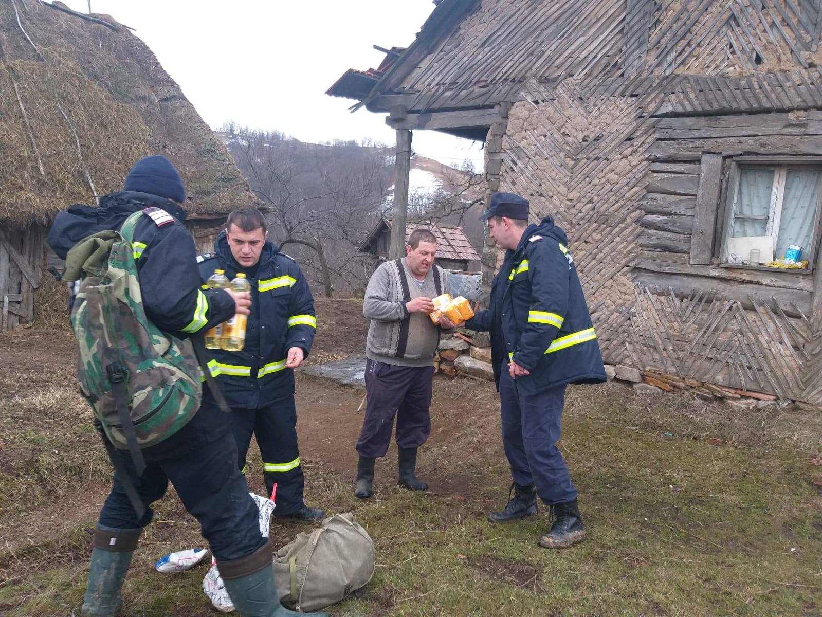 Ajutor nesperat pentru bătrânii din satele risipite din Munții Apuseni. Pompierii le-au adus în ranițe mâncare și apă / FOTO