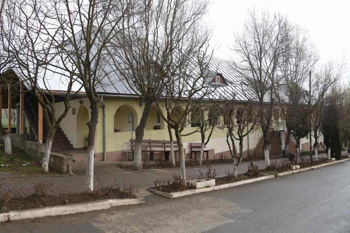Părintele Vasile Crișan, de la Mănăstirea Dumbrava, ridicată din banii „Generației de Aur”, este duhovnicul lui Edi Iordănescu: „Eu i-am zis Tata Puiu lui Anghel Iordănescu”