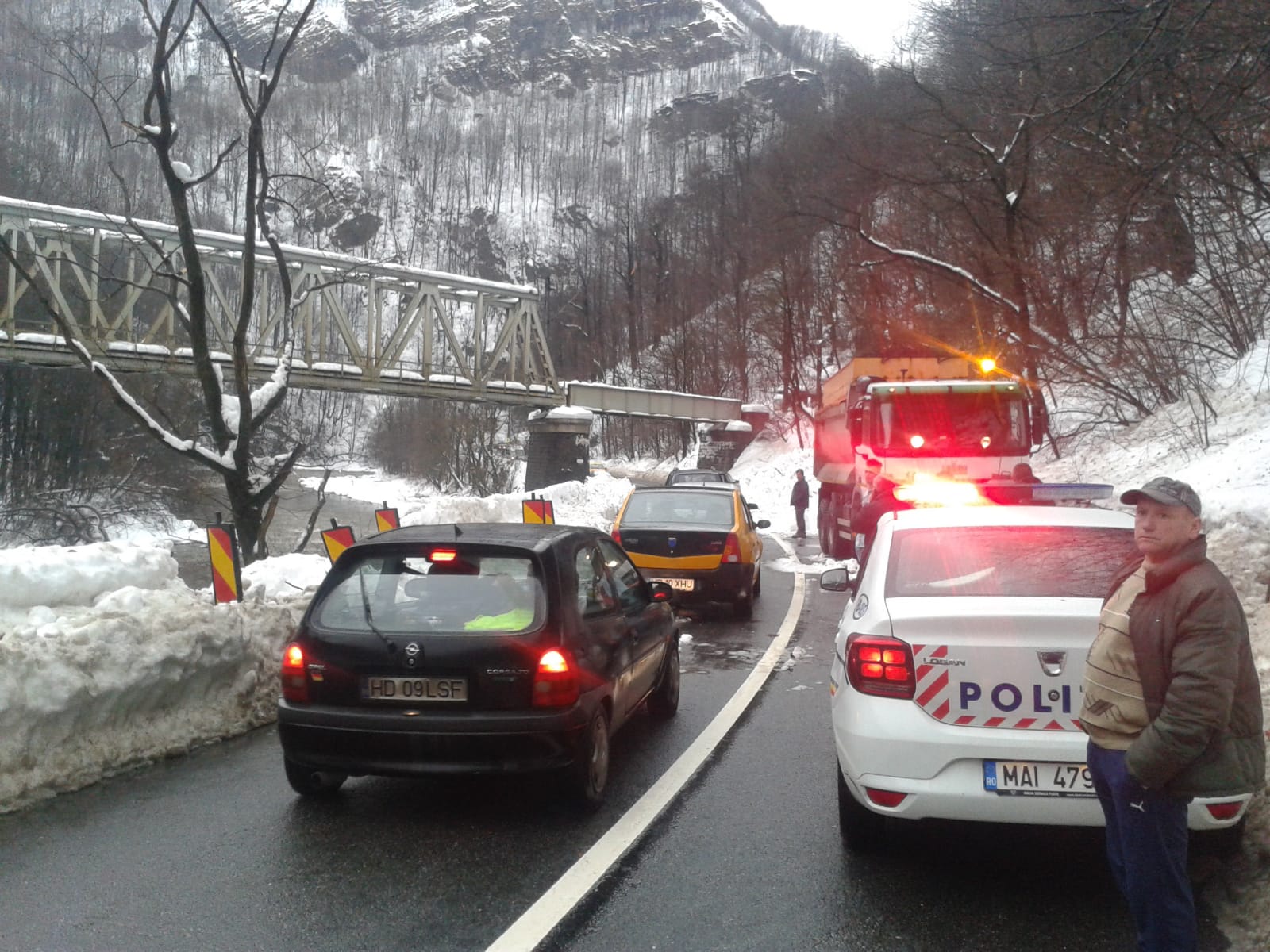 Avalanșă în Defileul Jiului, la ieșire din Petroșani. Traficul pe DN66 e blocat