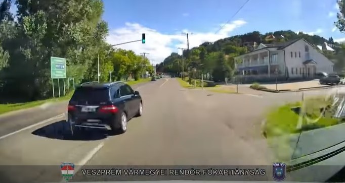 Döbbenetes autós üldözés a Balatonnál: így menekült a rendőrök elől a Mercedes sofőrje – videó