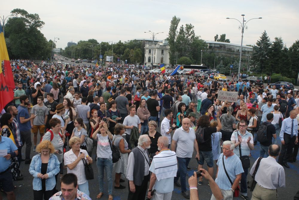 FOTO&VIDEO/ Câteva mii de persoane au protestat în Piața Victoriei, joi seară