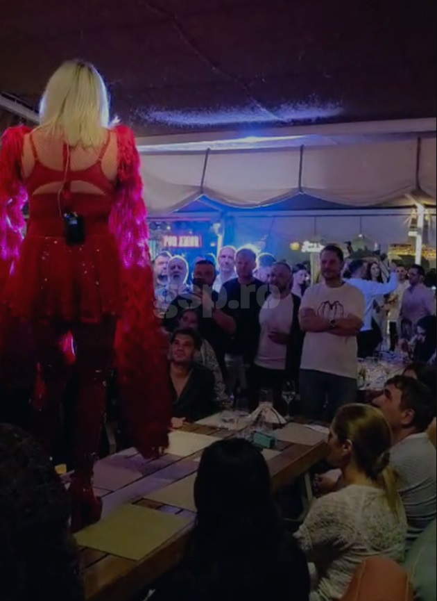 Loredana Groza, show pe masa lui Ianis și a lui Gheorghe Hagi la un local din Mamaia. Soțiile lor, Elena și Marilena, au fost de față