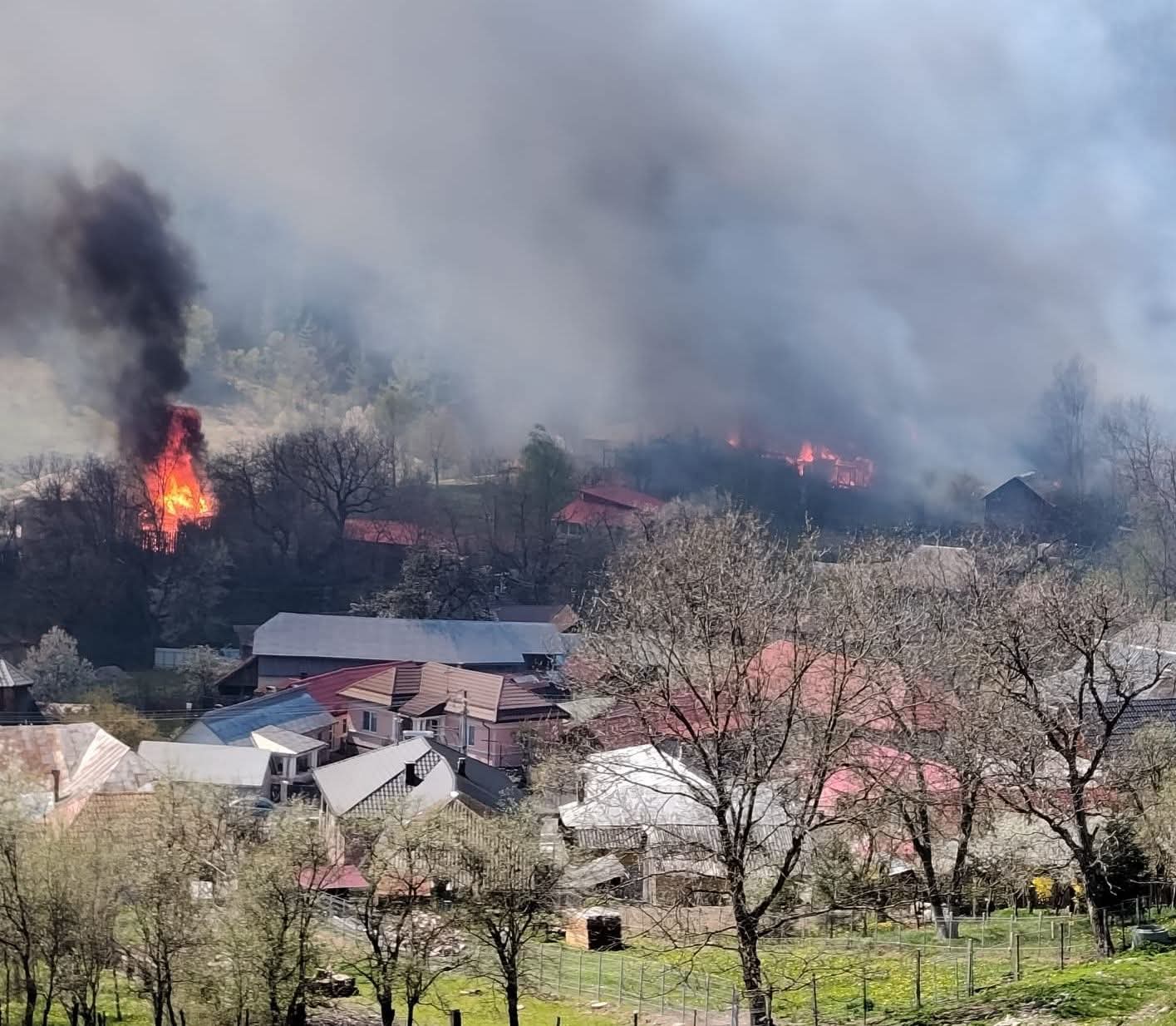 Noi imagini cu dezastrul lăsat în urmă de incendiul devastator din Soveja, în Vrancea: „Situația este critică"