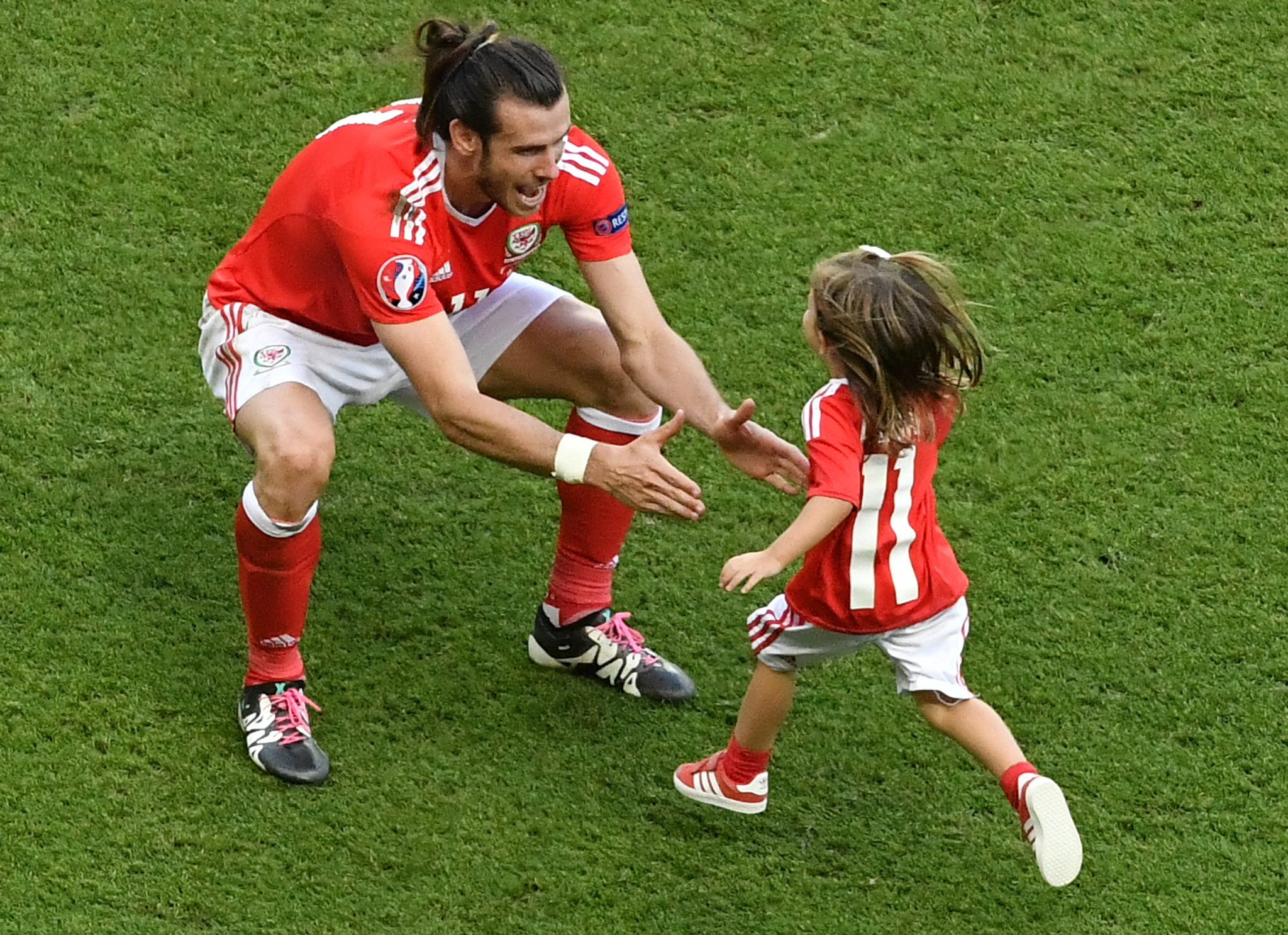Fabulos. Cum a petrecut Gareth Bale cu fiica sa în vârstă de trei ani după calificarea Țării Galilor în ”sferturi” | GALERIE FOTO&VIDEO