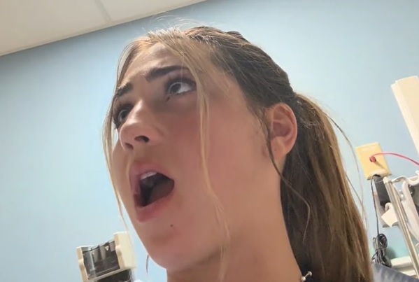 Sokkoló dolog történt a 21 éves influencerrel: az ásítás okozta a bajt