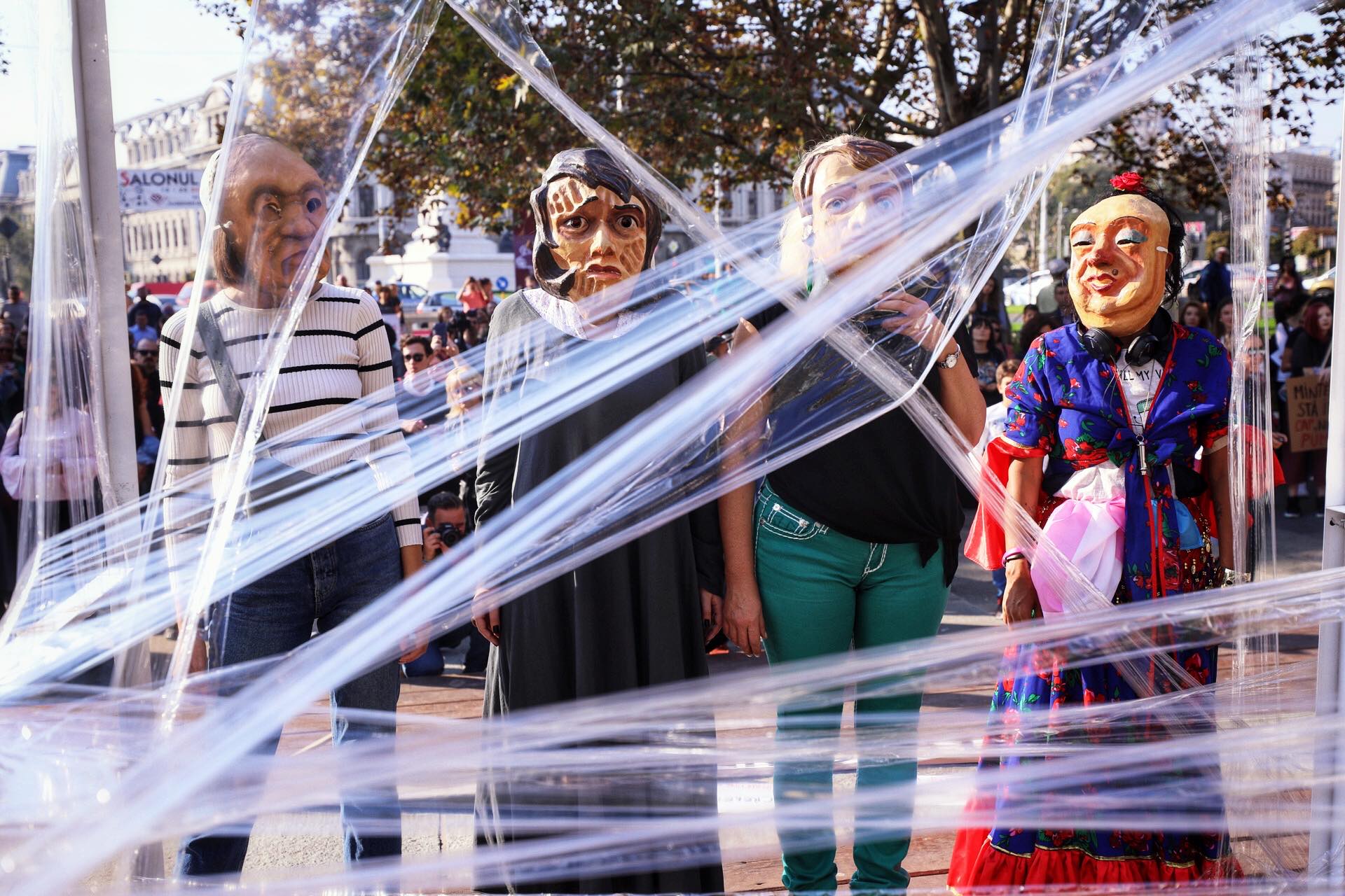 Sute de persoane au luat parte la marșul de solidaritate cu femeile care sunt victime ale violenţei