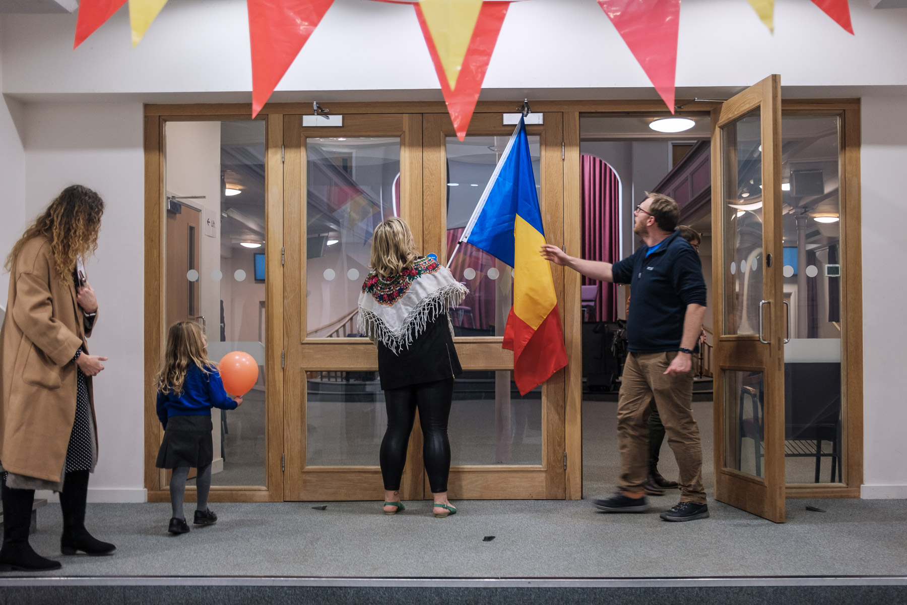 Sărbători departe de casă. La magazinul românesc dintr-un oraș din Marea Britanie, românii simt dorul. „Suntem cu inimile împărțite”