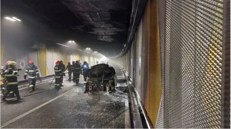Imagini de la incendiul din Pasajul Unirii, unde o mașină a luat foc