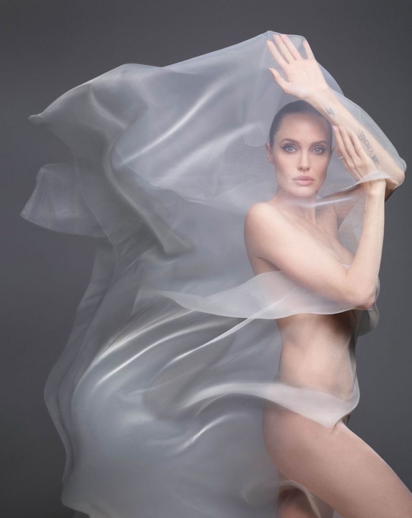 Angelina Jolie a pozat nud pentru revista Harper's Bazaar și a vorbit despre rănile fizice şi sufleteşti pe care le are