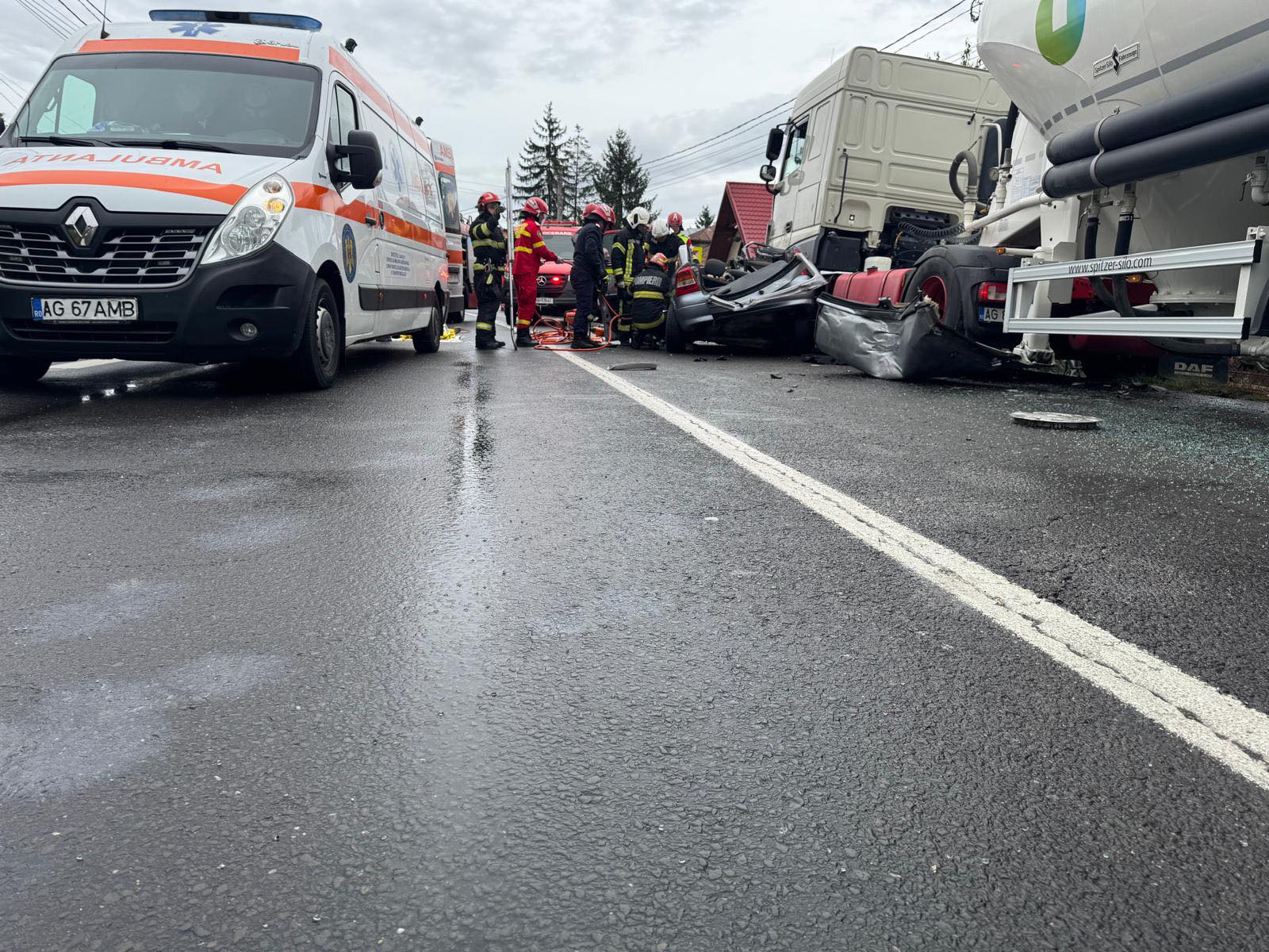 Trei oameni au murit pe DN7, la Bascov, Argeș, după ce un autoturism s-a izbit violent de o cisternă