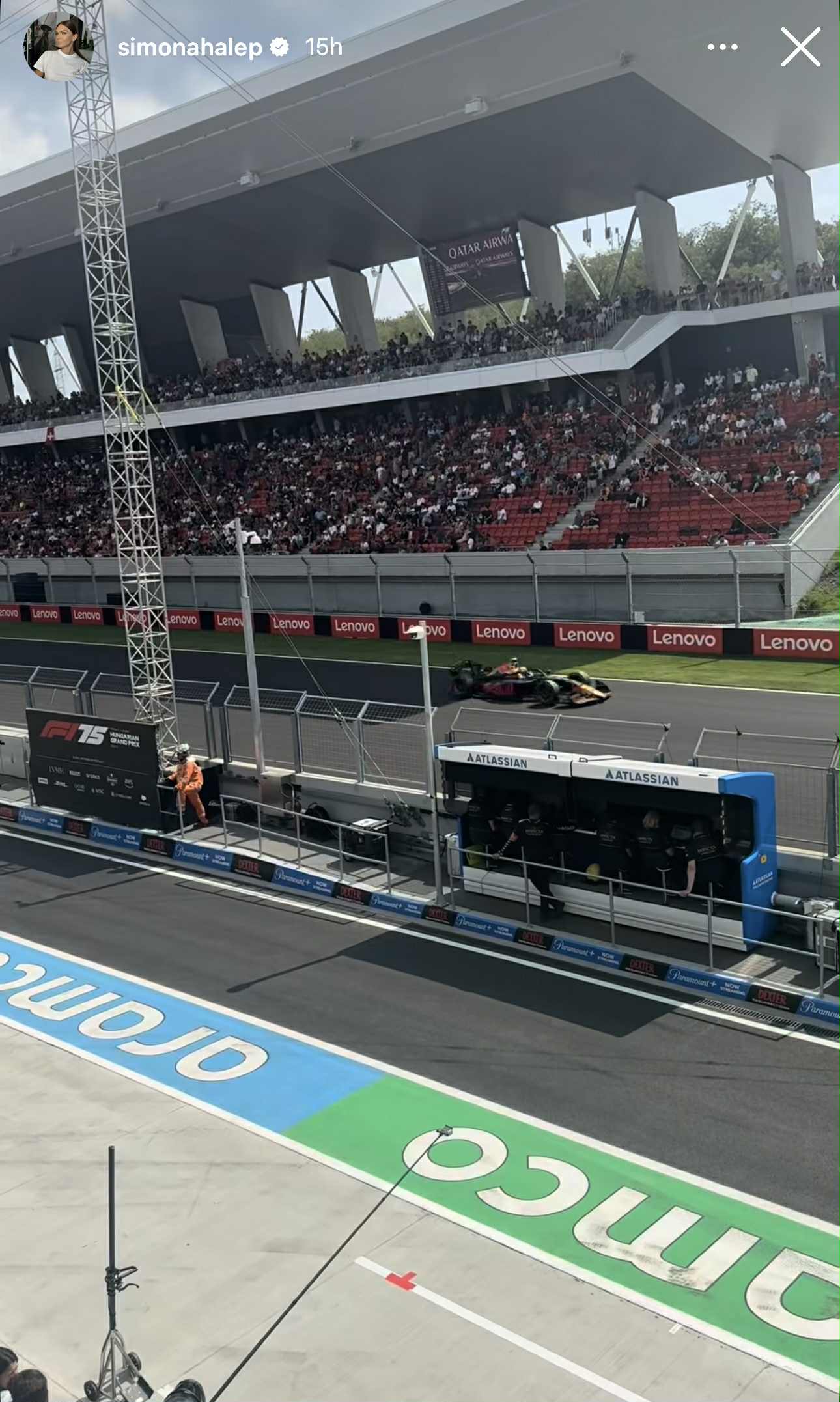 Cât costă geanta albastră Hermes purtată de Simona Halep la Formula 1 din Ungaria. A călătorit acolo cu avionul privat