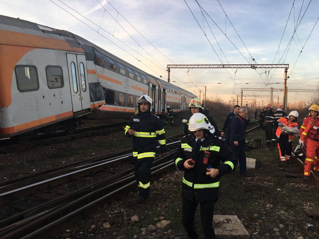 UPDATE | Accident feroviar soldat cu 11 victime, după ciocnirea a două trenuri între Ploiești și Brazi. Un rănit, dus cu elicopterul la București