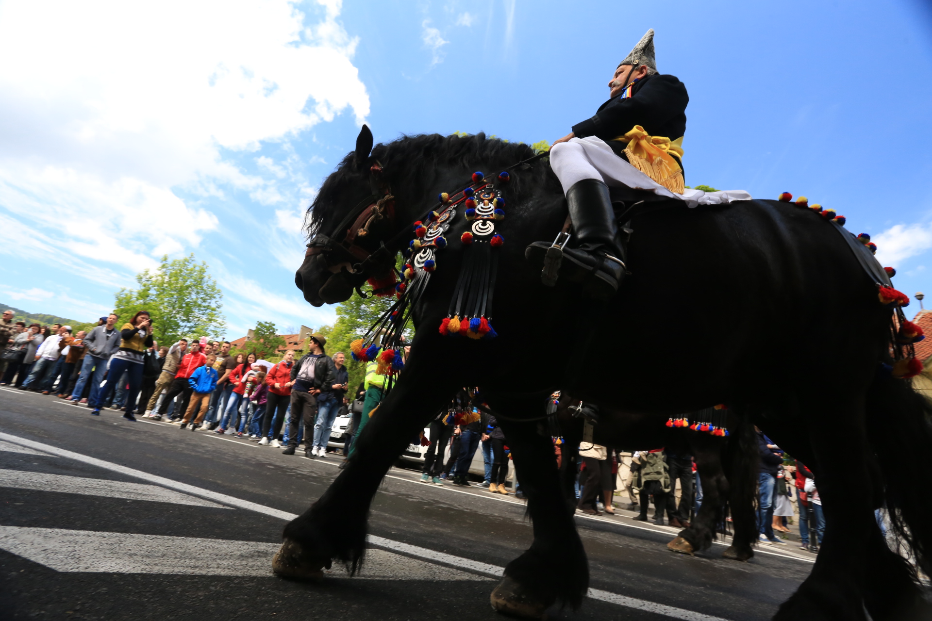 Mii de oameni au asistat la Parada Junilor la Brașov | GALERIE FOTO
