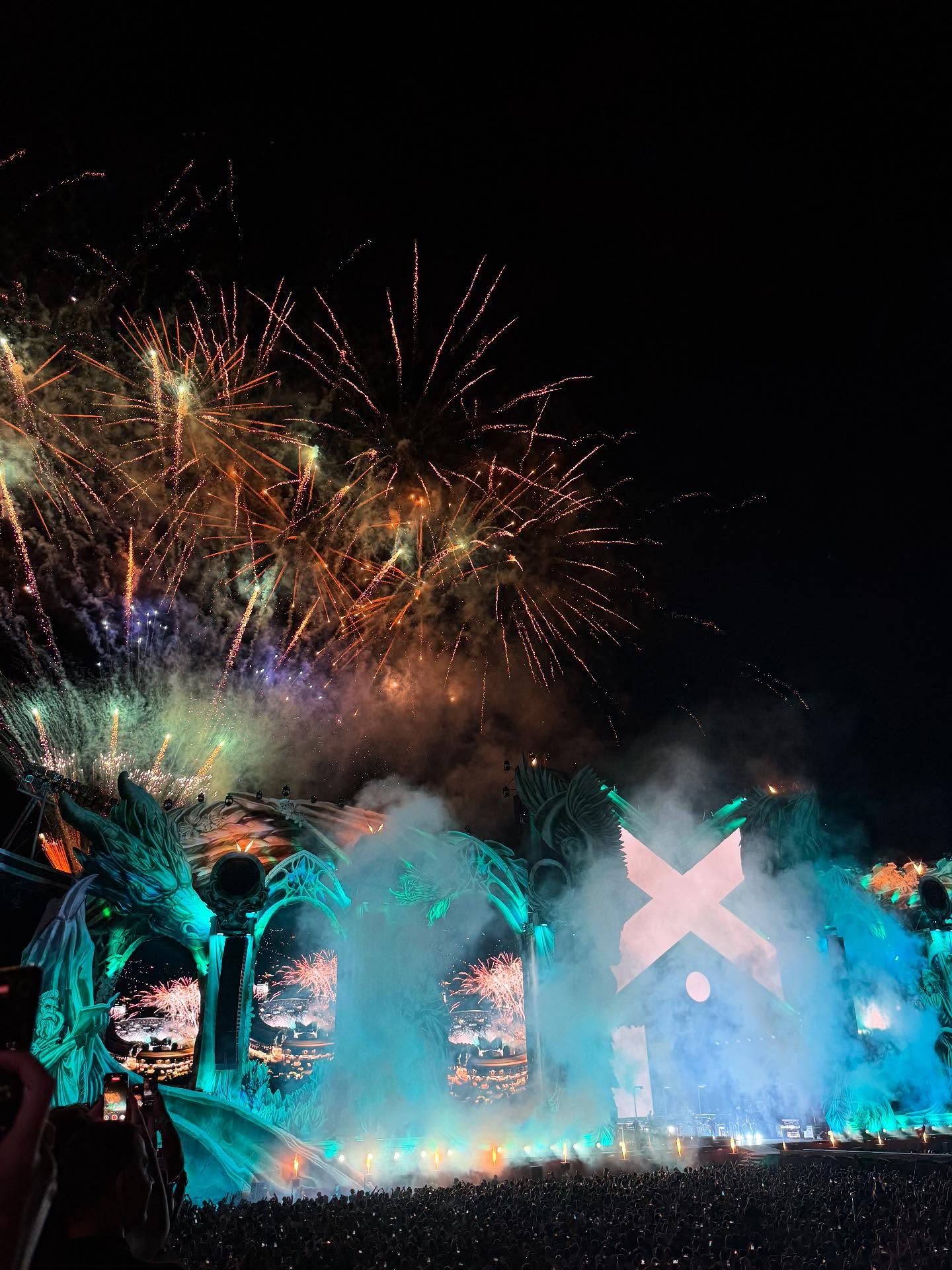 Cum a apărut îmbrăcată Alexia Eram la festivalul UNTOLD 2025. A atras toate privirile cu rochia transparentă, din dantelă