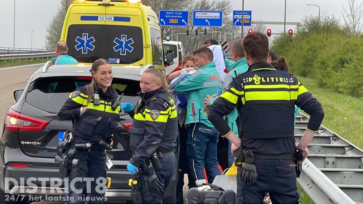 Polițiste cu lacrimi în ochi pe banda de urgență, unde au ajutat o femeie să nască o fetiță, pe o autostradă din Olanda | VIDEO