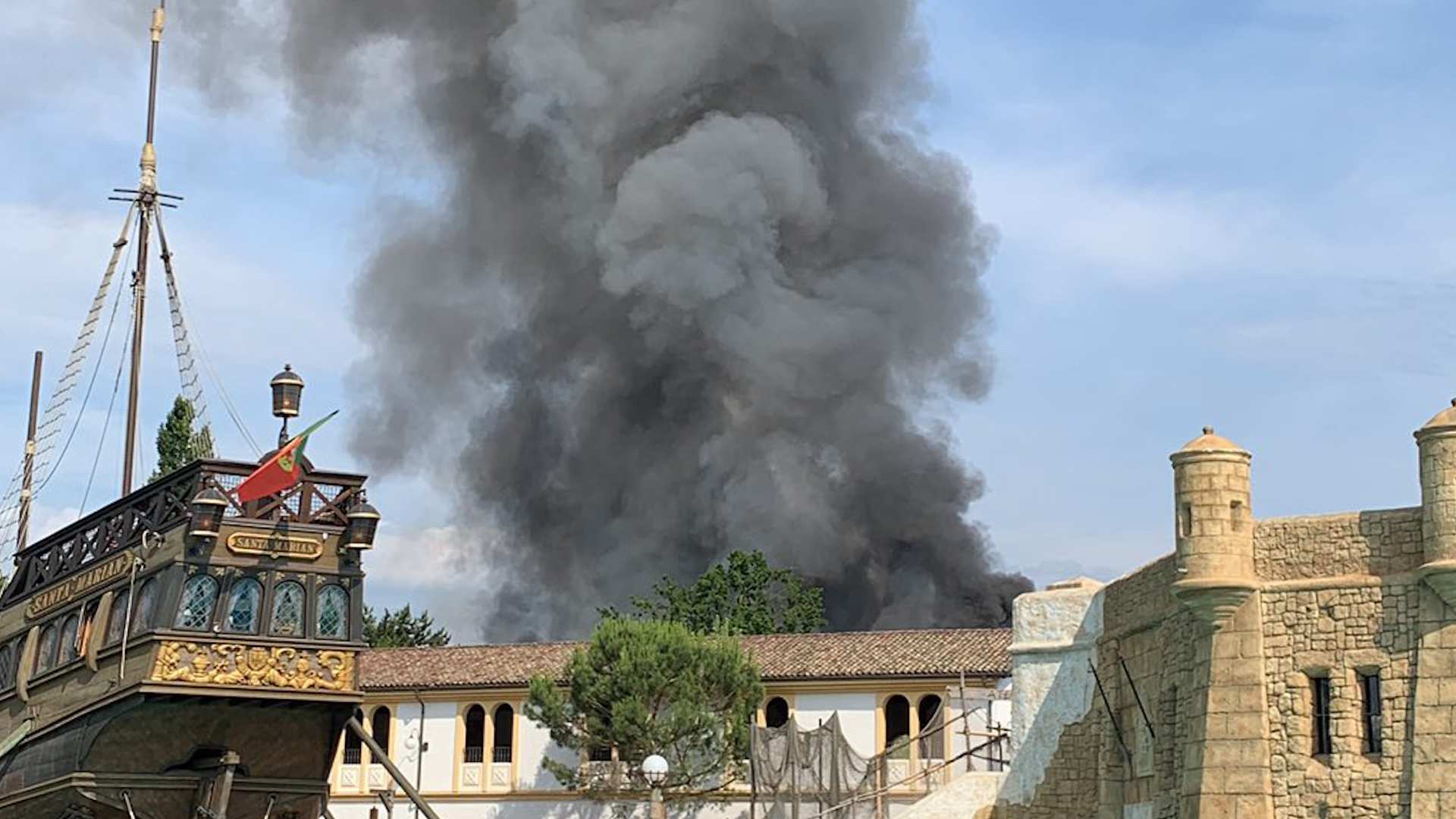 Incendiu uriaș în cel mai mare parc de distracții din Germania, Europa-Park. 25.000 de oameni au fost evacuați