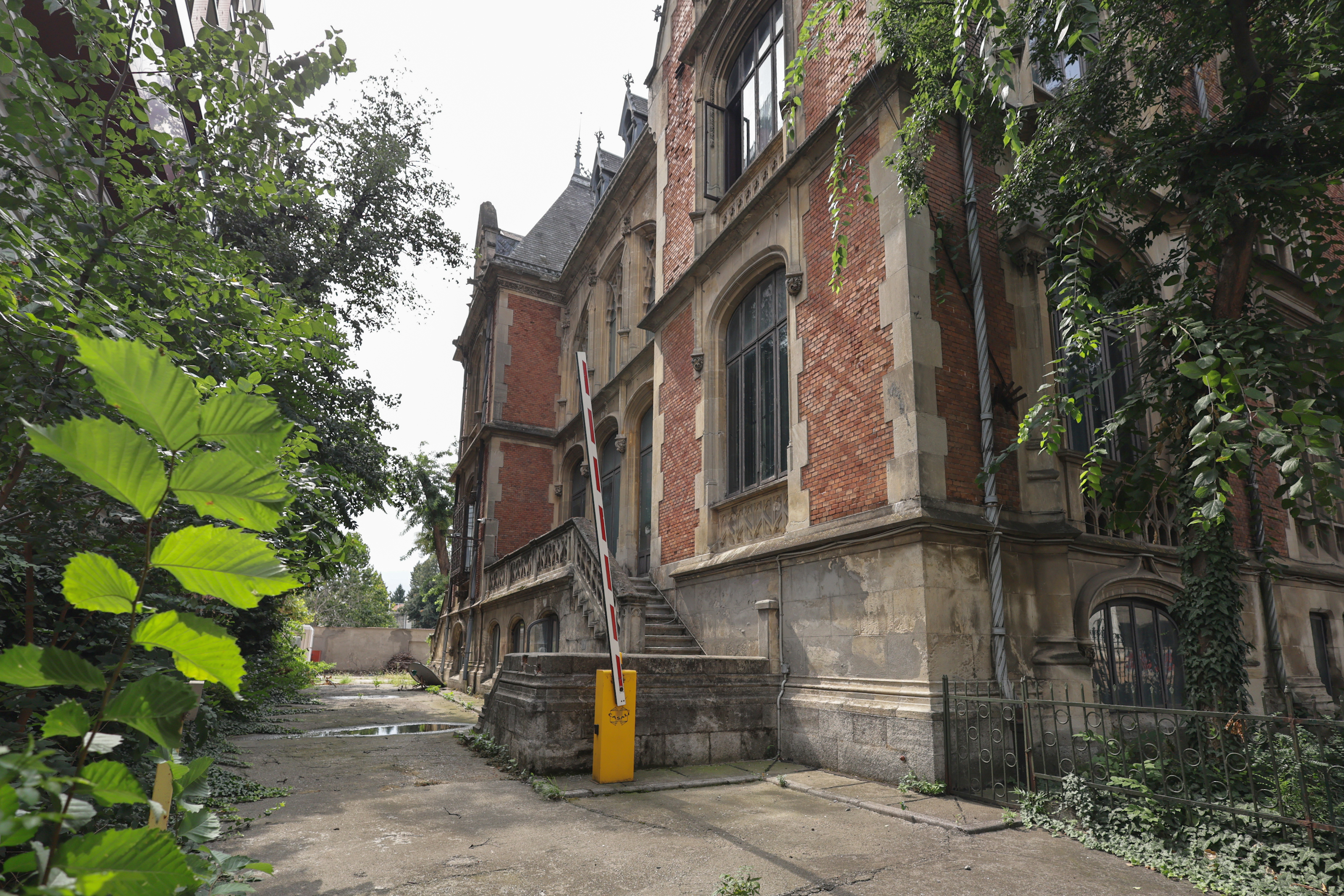 Pare desprins dintr-un film de groază, dar este în centrul Bucureștiului. Castelul de 4,5 milioane de euro