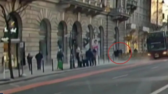 Buszra váró emberek közé zuhant egy épület homlokzatának darabja az Andrássy úton