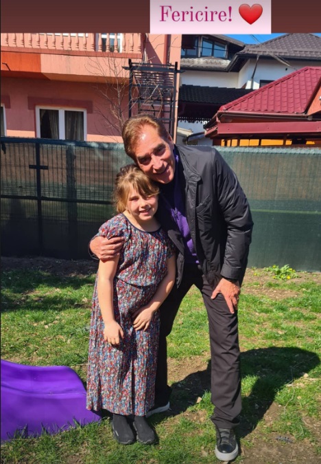 Fiica Oanei Roman nu s-a dezlipit de sicriul bunicii sale la înmormântare: „Am văzut-o pe Isabela că se clătina puțin”. Își dorea să fie și tatăl ei alături de ea