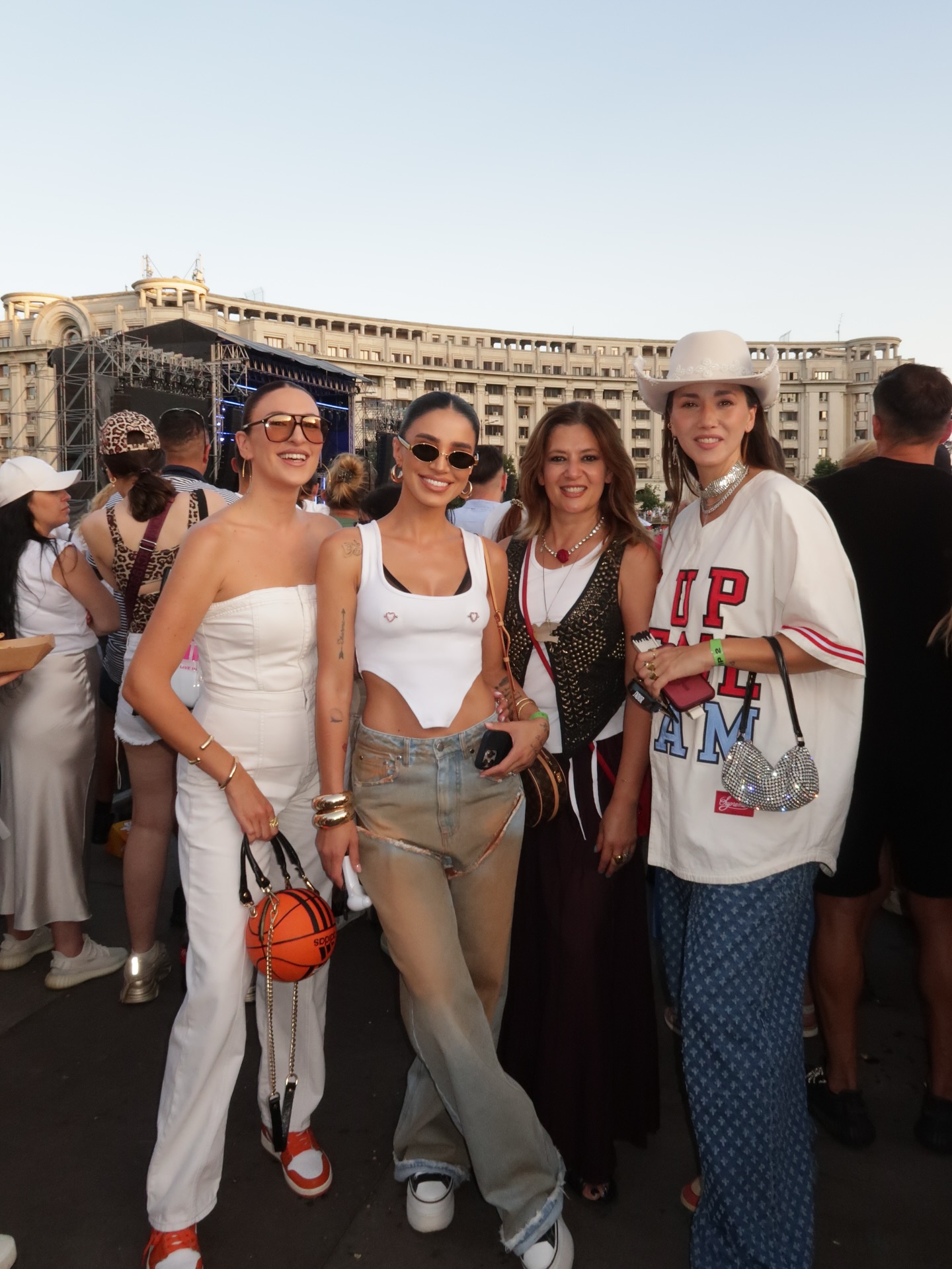 Adelina Pestrițu, criticată după ce a publicat o fotografie alături de Jennifer Lopez: „E fake…ai făcut poza asta cu inteligența artificială”. Răspunsul ei