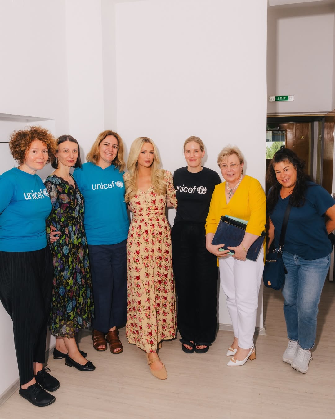 Paris Hilton a ajutat copiii nevoiași din Craiova. Primele declarații ale vedetei: „Am văzut cum arată speranța adevărată”