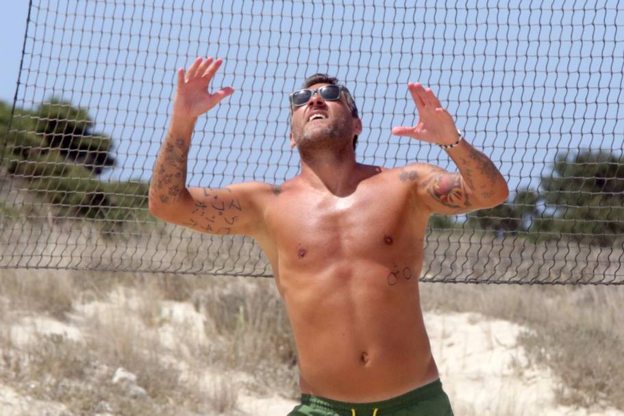 GALERIE FOTO / Cuceritorul Vieri nu se potolește: are burtă, dar nu-l ocolesc fetele superbe