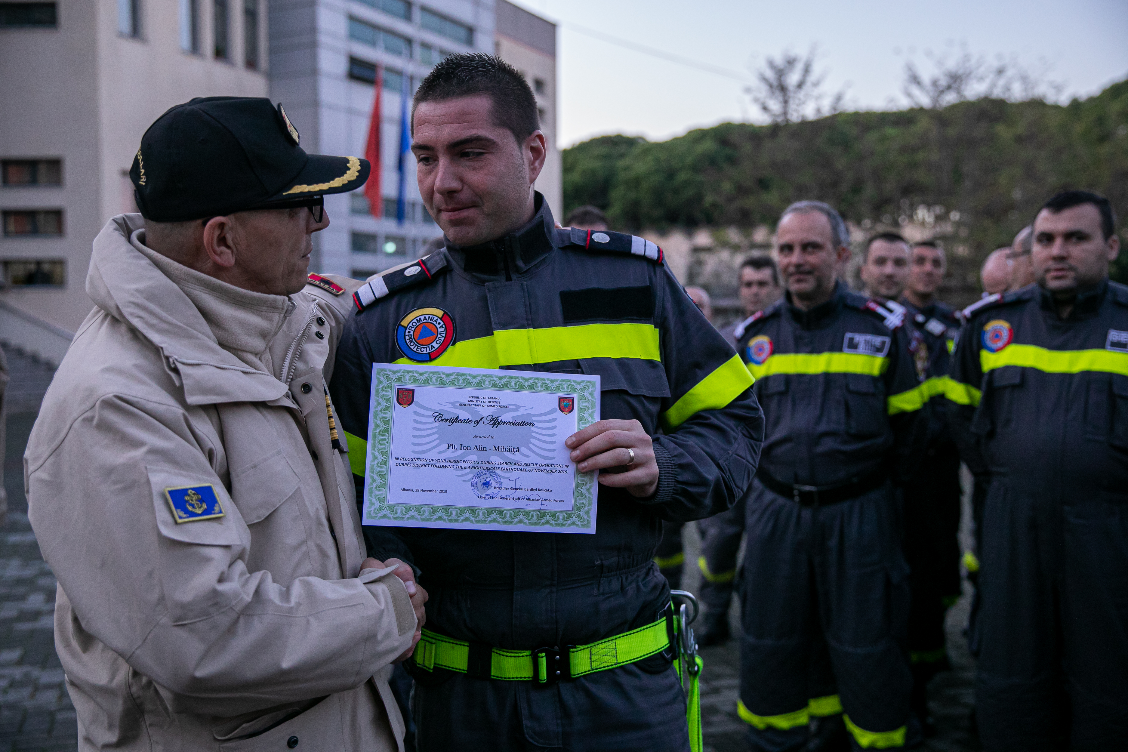 Pentru pompierii români din inima dramei albaneze, Ziua Națională a picat de Ziua Recunoștinței. ”Cele două cadavre erau, de fapt, mama și fiul. Tatăl și fiica au scăpat!”
