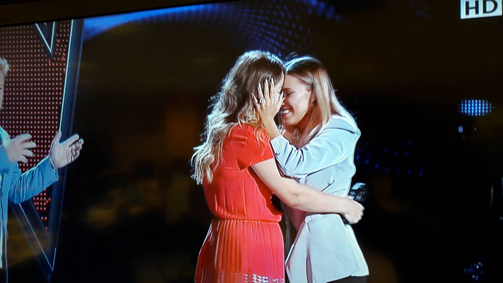 Moment emoționant la Vocea României. O concurentă și-a reîntâlnit sora plecată la muncă în Italia