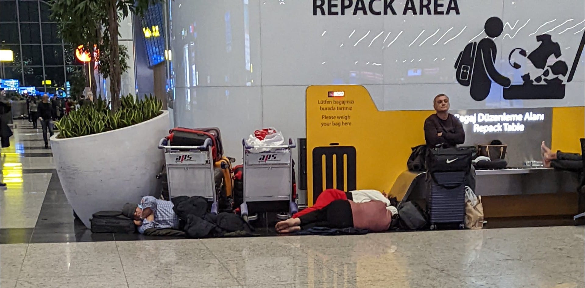 VIDEO | Cel mai mare aeroport din Europa a devenit cel mai mare „dormitor comun” de pe continent