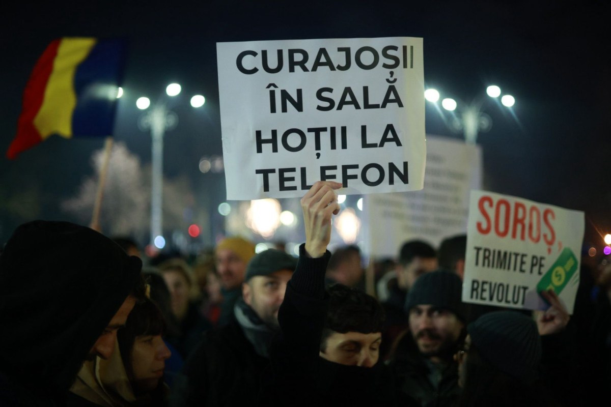 Nou protest în Piața Victoriei din București. Câteva mii de oameni au cerut demisia șefei Curții Supreme, Lia Savonea, pentru neregulile din justiție, în a patra zi consecutivă