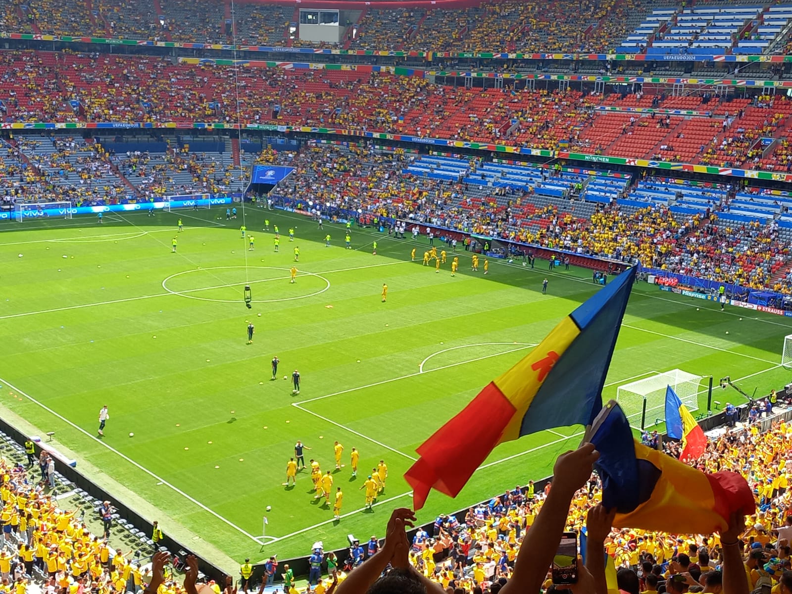 München, pământ românesc. Suporterii tricolorilor au luat cu asalt Marienplatz, „inima” capitalei bavareze, și, apoi, stadionul | FOTO și VIDEO